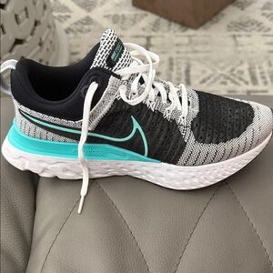 Nike Flyknit 2
Women's Sneakers Black and Teal
